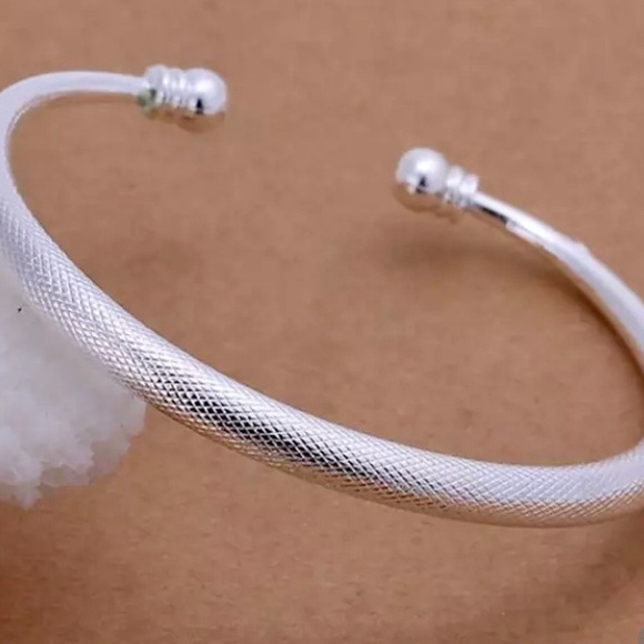 925 SILVER PLATED FASHION BANGLE BRACELET - Picture 1 of 5